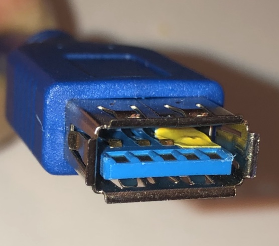 USB 3.0 self-powered hub backfeed and forward-feed power isolation female